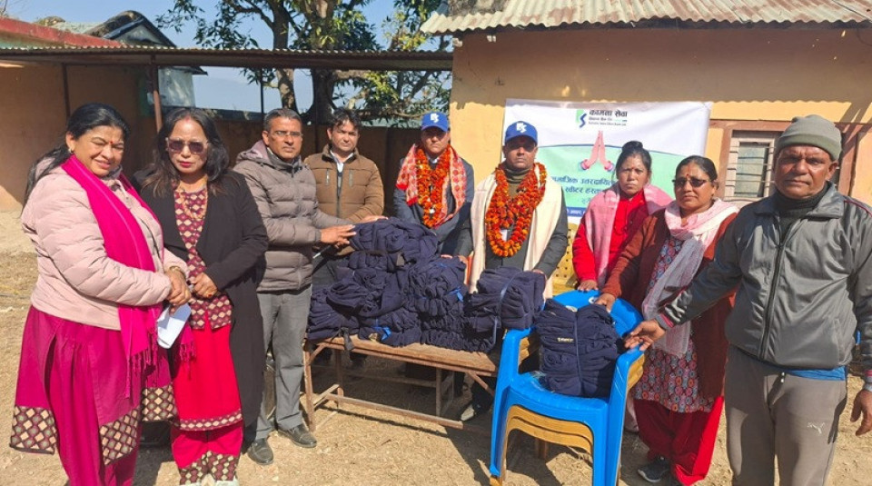 कामना सेवा विकास बैंकद्वारा कोपिला माध्यमिक विद्यालयलाई कुर्सी तथा न्यानो कपडा वितरण