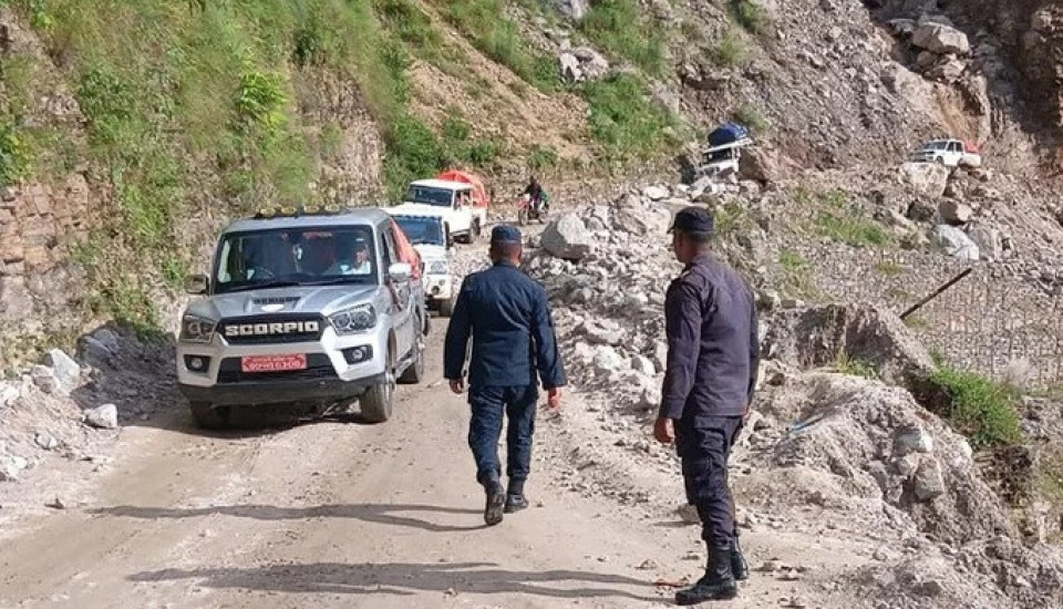सुक्खा पहिरोले कर्णाली राजमार्ग पुनः अवरुद्ध, दर्जनौँ सवारीसाधन अलपत्र