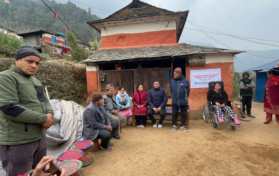 धौलागिरी लघुवित्तद्वारा अशक्तलाई ह्वीलचेयर वितरण