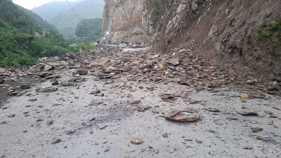 बाढी–पहिरोका कारण बागमती र कोशीका विभिन्न सडक अवरुद्ध