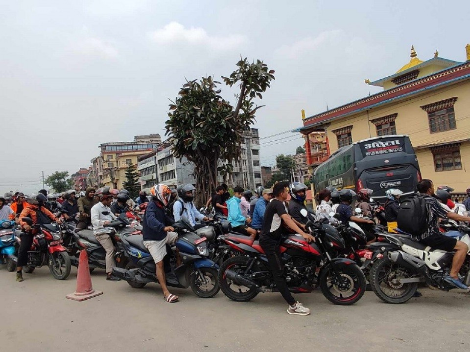 राजधानीका पेट्रोल पम्पहरुमा लम्बेतान लाइन,पेट्रोल र डिजेलको अभाव हुन थाल्यो