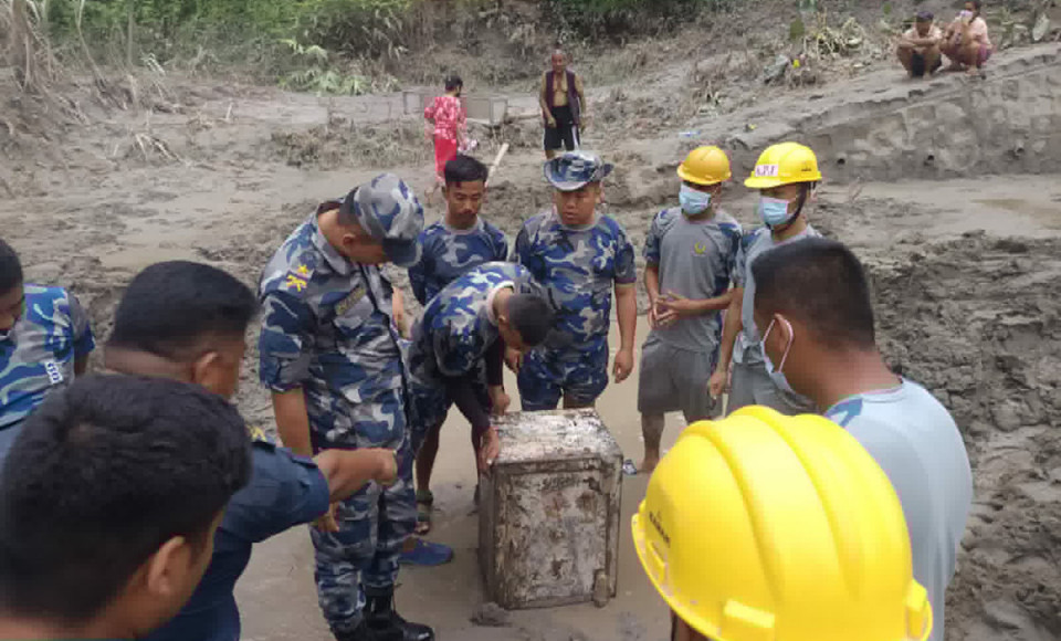 रसुवा बाढीले बगाएर ल्याएका ‘लकर’का धनी खोज्दै प्रहरी