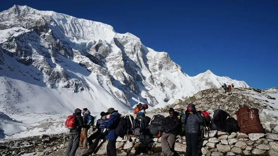 मनास्लुमा भीषण बाढीपछि सयौं विदेशी पर्यटक रोकिए, हेलिकोप्टरबाट उद्धार सुरु