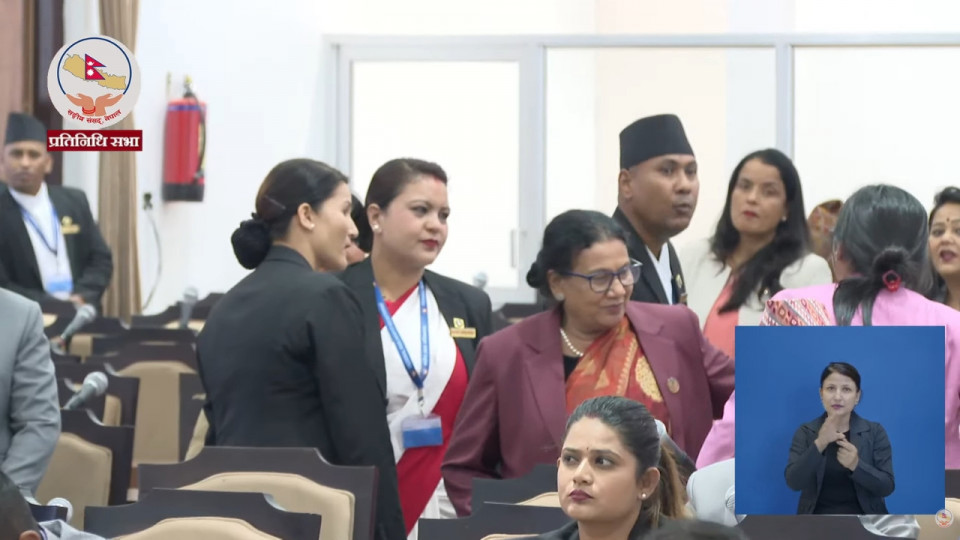 संसदमा नयाँ विवाद : फोटो खिचेको निहुँमा सांसदलाई बैठक कक्षबाट लसगयो बाहिर