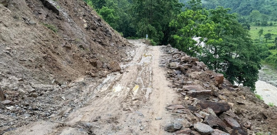 मेची राजमार्गको गोलाखर्क–राजदुवाली सडकखण्ड पूर्ण अवरुद्ध