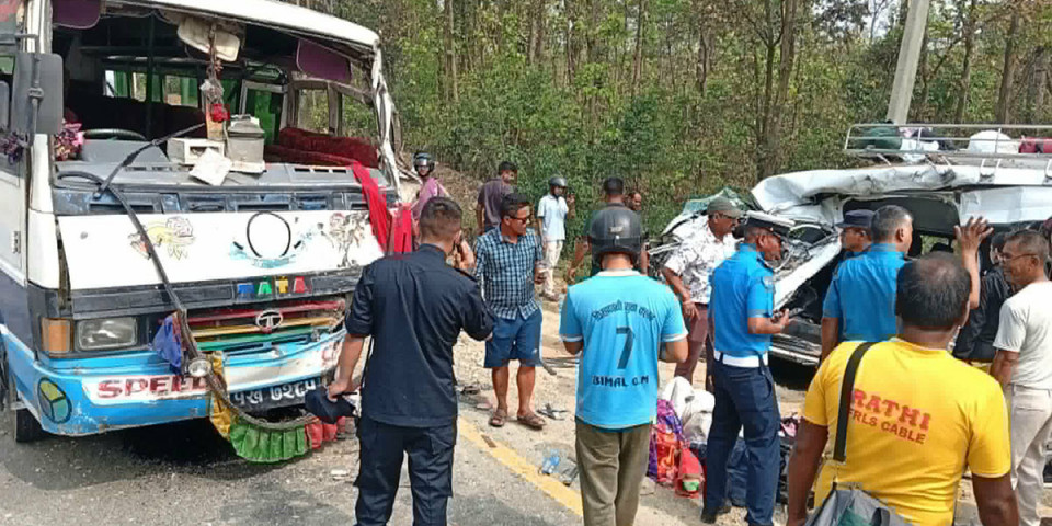 बुटवल–बर्दघाट सडक खण्डमा माइक्रोबस र ईभी ठोक्किँदा दुईको मृत्यु, २७ घाइते