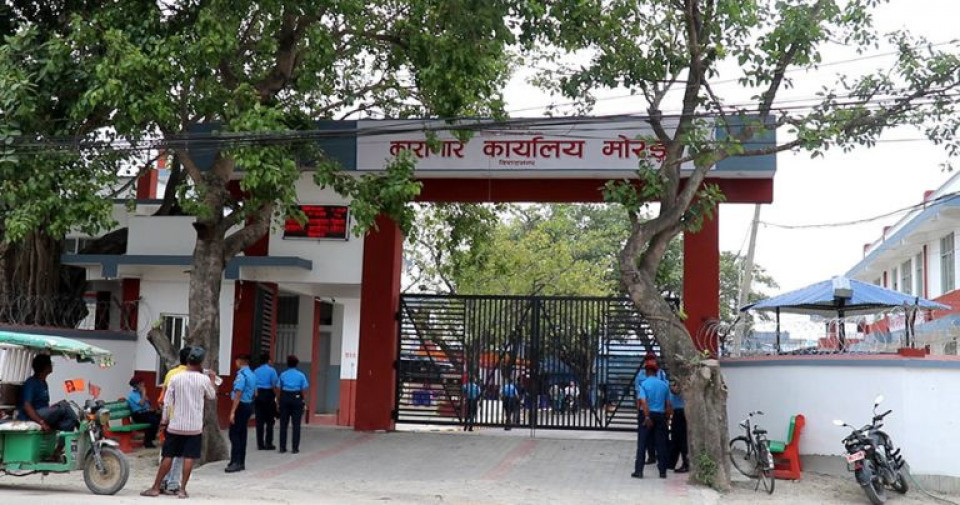 कारागारभित्रै भेटियो १० लाख नगद र फलामे रड