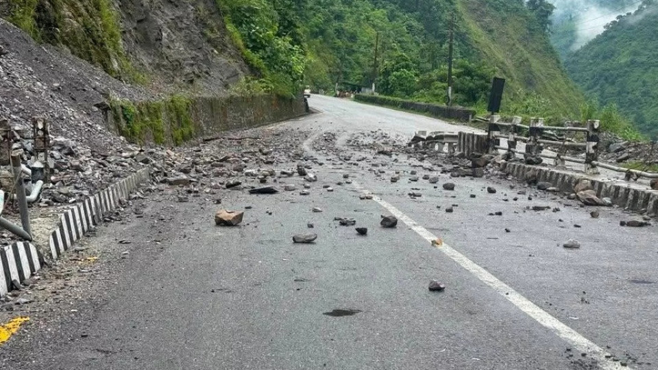 नारायणगढ–मुग्लिन सडकखण्डमा ढुंगा खस्यो, नयाँ पुलबाट यातायात नियमित