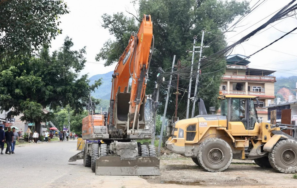 माथिबाट बाढी आउने त्रासः विदुर–त्रिशूलीबाट उद्धारकर्मी र डोजरसमेत हटाइयो