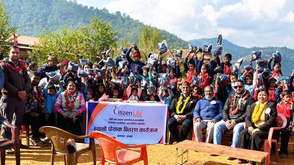 सिटिजन लाइफद्वारा गुल्मीका विद्यार्थीलाई न्यानो कपडा वितरण