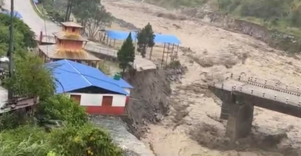पाल्पामा पहिरोले घर पुरिँदा ३ जना बेपत्ता, पर्वतमा कालीगण्डकीले ५ घर बगायो