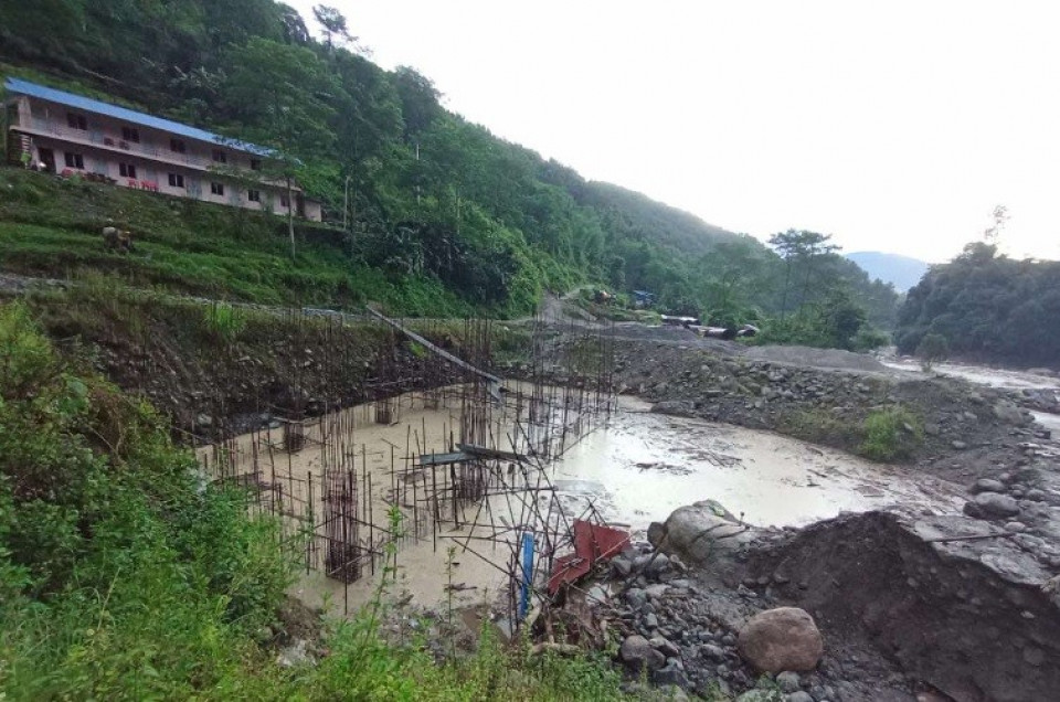 बाढीले निर्माणाधीन ईखुवा जलविद्युत आयोजना क्षतिग्रस्त, २ मजदुर बेपत्ता