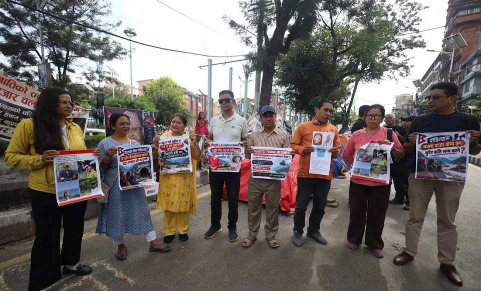 ‘हाम्रा मान्छे कहाँ छन् ?’ त्रिशूली–३ बीका बेपत्ताको खोजी माग्दै माइतीघरमा परिवारको प्रदर्शन