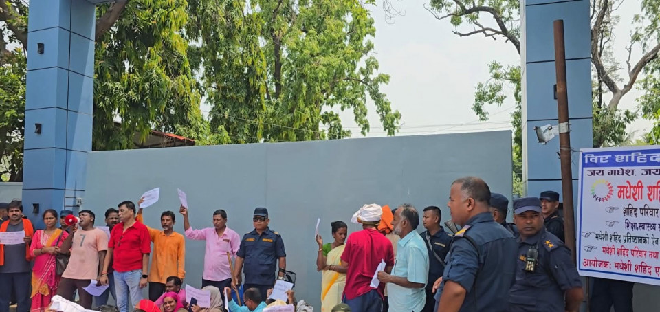 माग पूरा नभएको भन्दै शहीद परिवारको मधेश भवनमा धर्ना, आन्दोलन चर्काउने चेतावनी