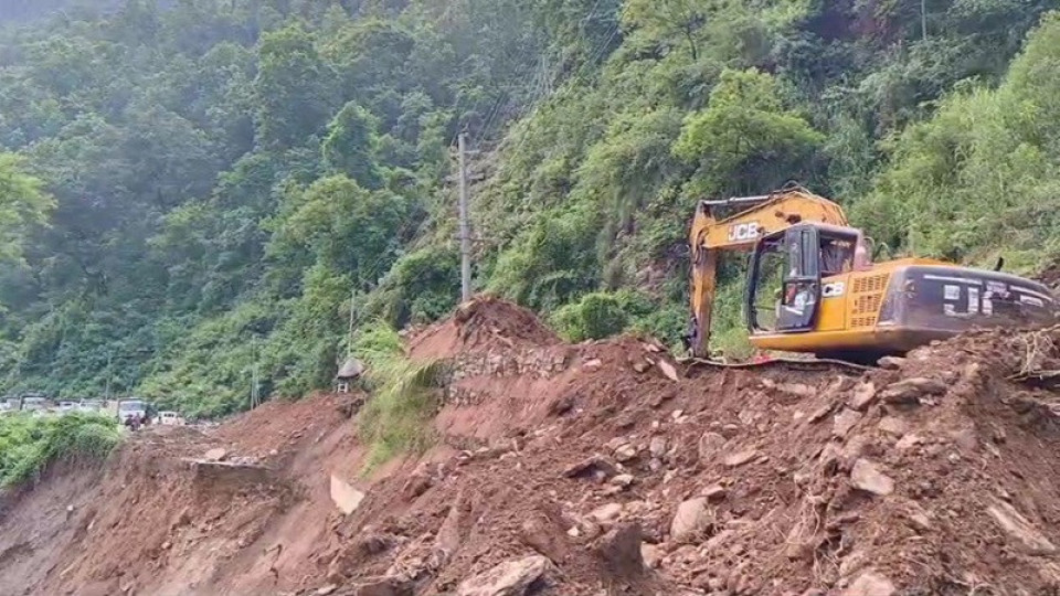 पृथ्वी राजमार्गको गजुरी–फुर्केबोला खण्डमा १० घण्टा सवारी आवागमन बन्द