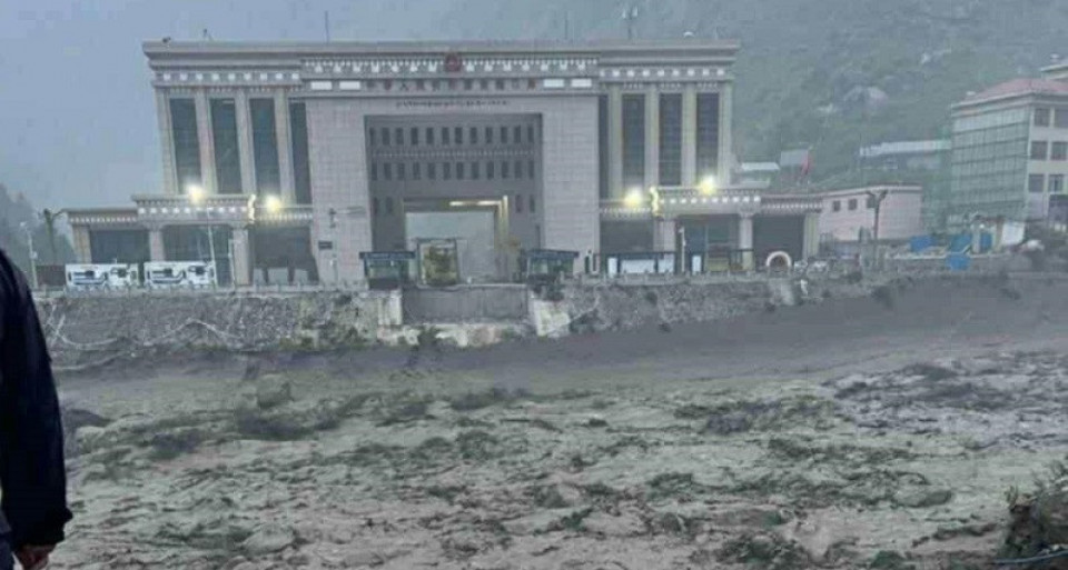 भीषण बाढीले रसुवागढी नाकाको मितेरी पुल बगायो, जाँचपासका लागि राखिएका गाडी बगे