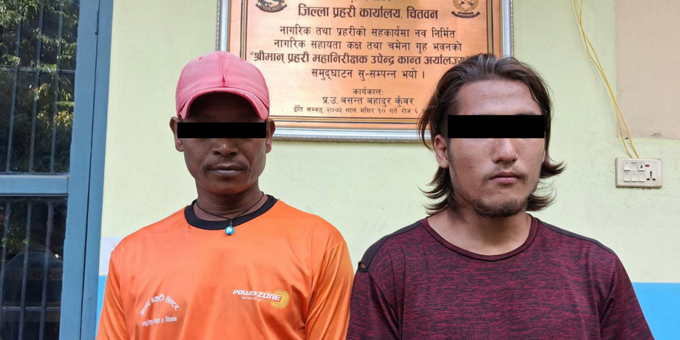 बाढीले बगाएको शवबाट सुनको मुन्द्रा निकाल्ने दुई जना पक्राउ  सामाजिक सञ्जालमा फैलिएको भिडिओबाट पहिचान, चितवन प्रहरीले थाल्यो अनुसन्धान
