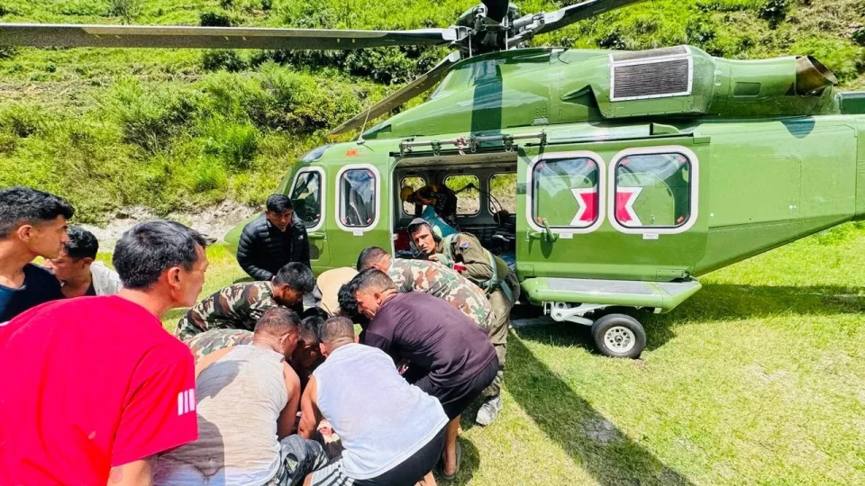 रसुवा बाढीमा फसेका ११० जनाको हेलिकप्टरबाट उद्धार
