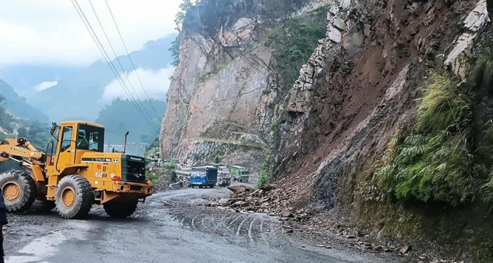 पहिरो पन्छाइएपछि मुग्लिङ–नारायणगढ सडक दुईतर्फी सञ्चालनमा