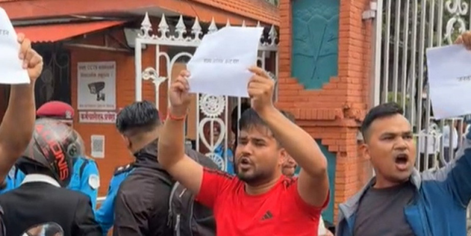 सिंहदरबार दक्षिण गेटमा प्रदर्शन गर्ने अनेरास्ववियुका सात जना कार्यकर्ता पक्राउ