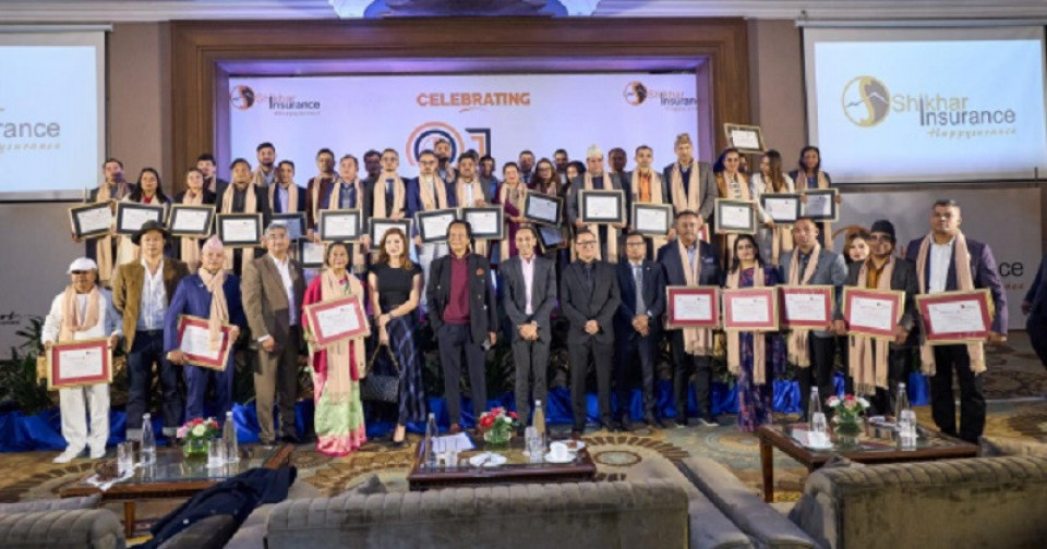 शिखर इन्स्योरेन्सद्वारा वार्षिकोत्सवको अवसरमा कर्मचारीलाई सुन र चाँदीको सिक्का प्रदान