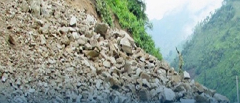 सिद्धार्थ राजमार्ग पहिरोका कारण अवरुद्ध