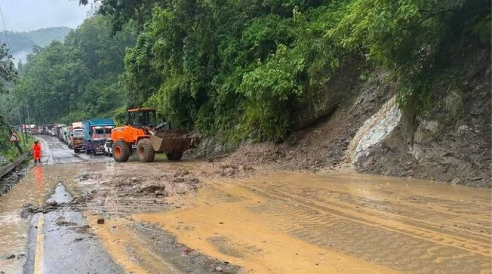 मुग्लिन–नारायणगढ सडकको सिमलतालमा खसेको पहिरो हटाइयो, दुईतर्फी यातायात सञ्चालन