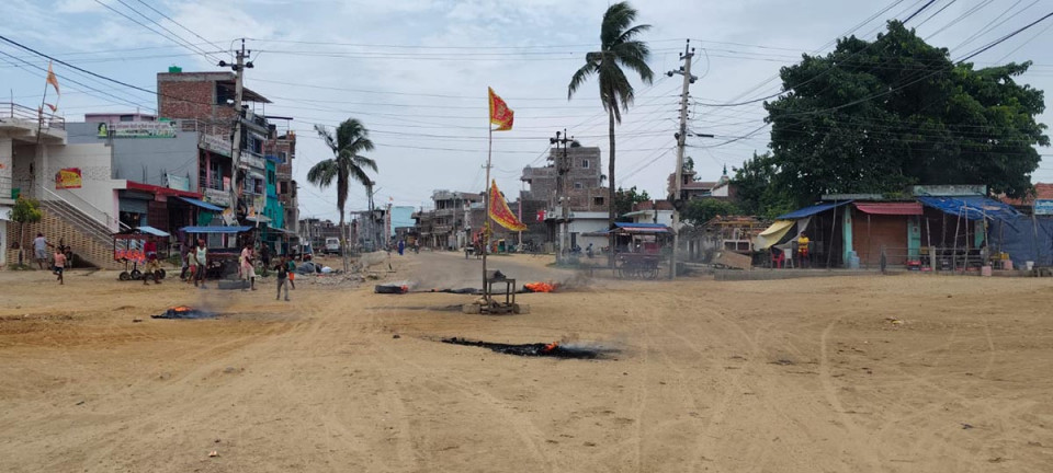 गृहमन्त्री मृतक परिवार भेट्न जाने तयारीपछि सिराहामा तनाव, सुरक्षाकर्मीका गाडी घेराउ