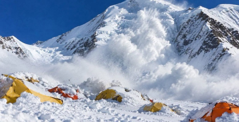 हिमलुङ हिमपहिरोमा बेपत्ता १० मध्ये दुईको शव भेटियो, मनाङमा बाढीले थप क्षति