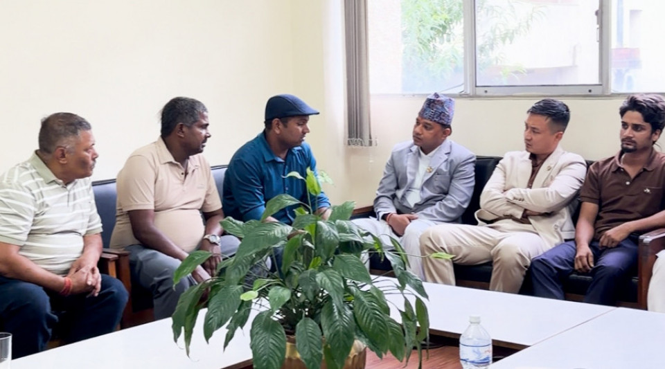 कप्तानगञ्ज घटनामा ज्यान गुमाएका रवीन्द्र मेहताको परिवारसँग गृहमन्त्रीको वार्ता