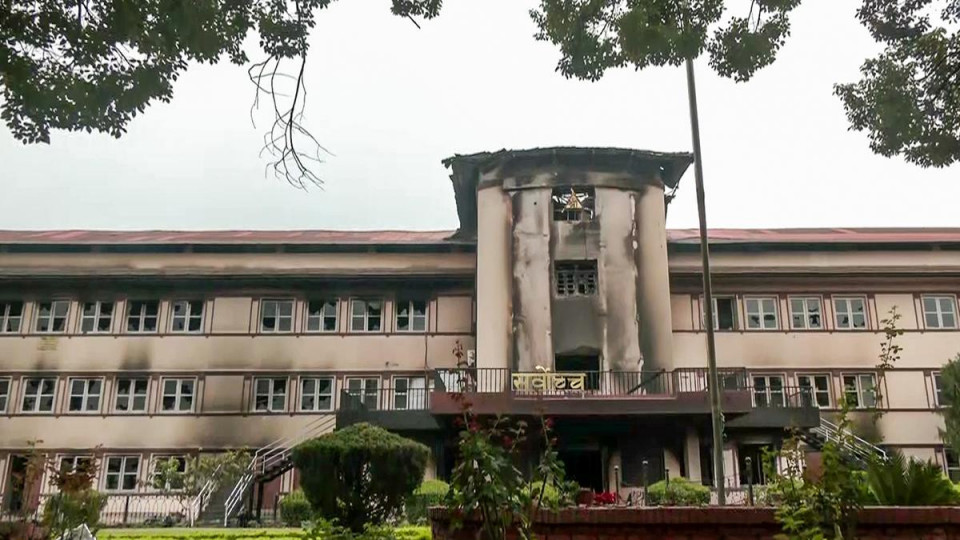 सर्वोच्च अदालतद्वारा नेपाल इन्भेष्टमेण्ट मेगा बैंकका सीईओ पाण्डे पक्राउ प्रकरणमा कारण देखाउ आदेश
