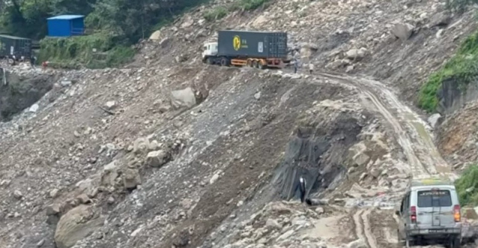 चाडपर्व नजिकिएसँगै तातोपानी नाका खुलाउने तयारी, पहिरो र भग्नावशेष हटाउने काम तीव्र