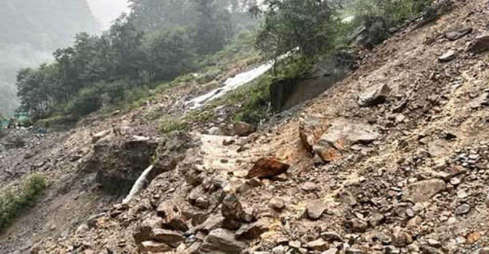 तातोपानी भन्सार क्षेत्रमा सुख्खा पहिरो, सशस्त्र प्रहरीका संरचनामा क्षति