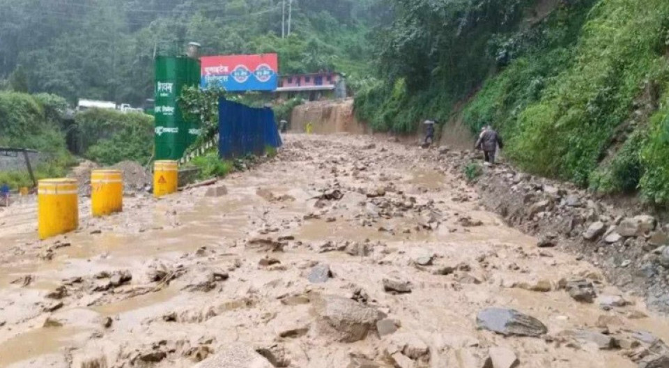 पहिरोका कारण नौबिसे–काठमाण्डौ सडक अवरुद्ध, काठमाण्डौ आवतजावत गर्ने यात्रु अलपत्र