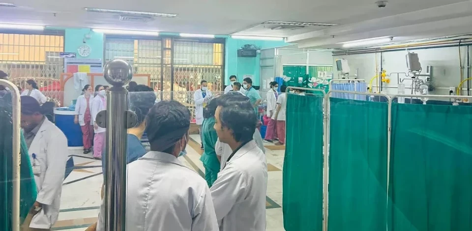 टिमुरे बाढीबाट भागेर जोगिएका सञ्जीव र तारा : ‘बजार तहसनहस छ, ज्यान जोगाउन माथि भाग्यौं’