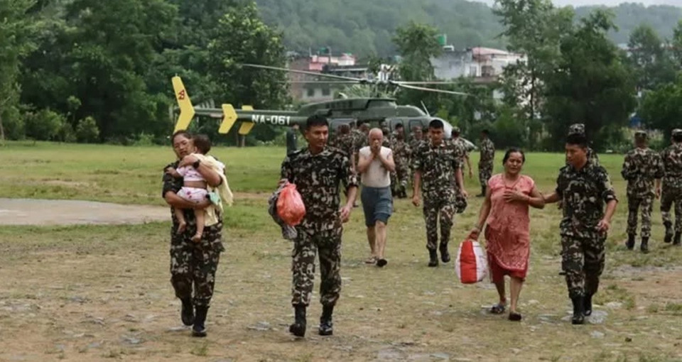रसुवा बाढीः हेलिकप्टरबाट २० विदेशीसहित १२५ जनाको उद्धार