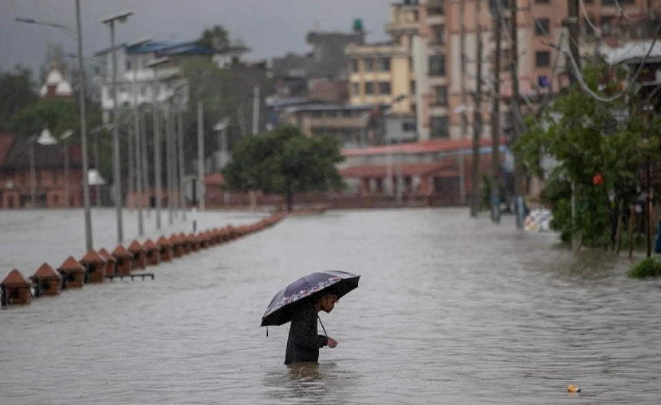 मनसुनको न्यून चापीय रेखा सरदर स्थानको आसपास, भारी वर्षाको सम्भावना