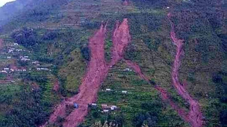 रामेछापमा आएको पहिरोमा परी ११ जना बेपत्ता, ४ घर बगायो