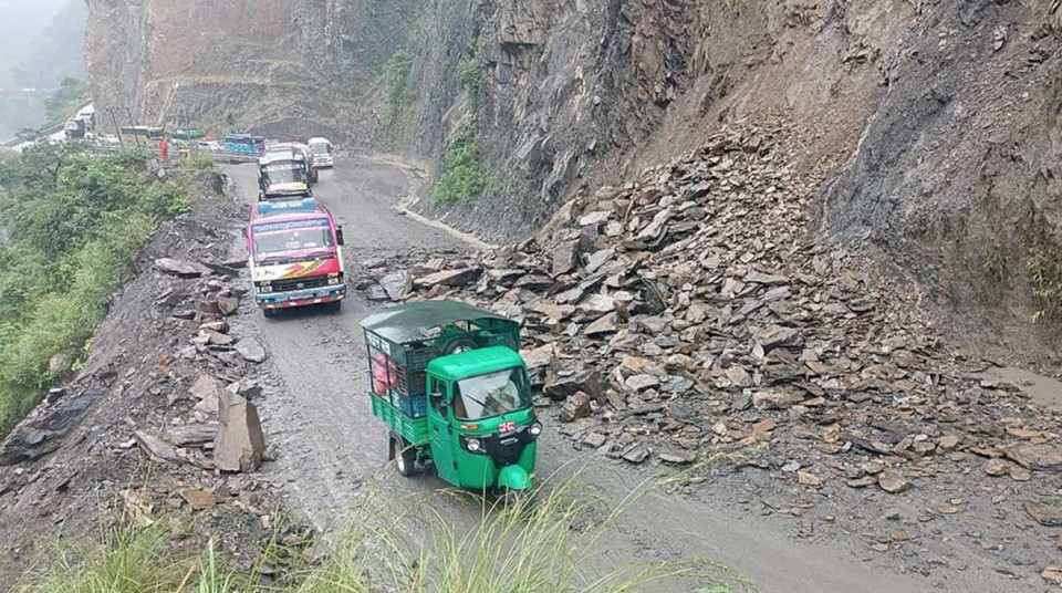 नारायणगढ–मुग्लिन सडकमा पहिरो, यातायात प्रभावित