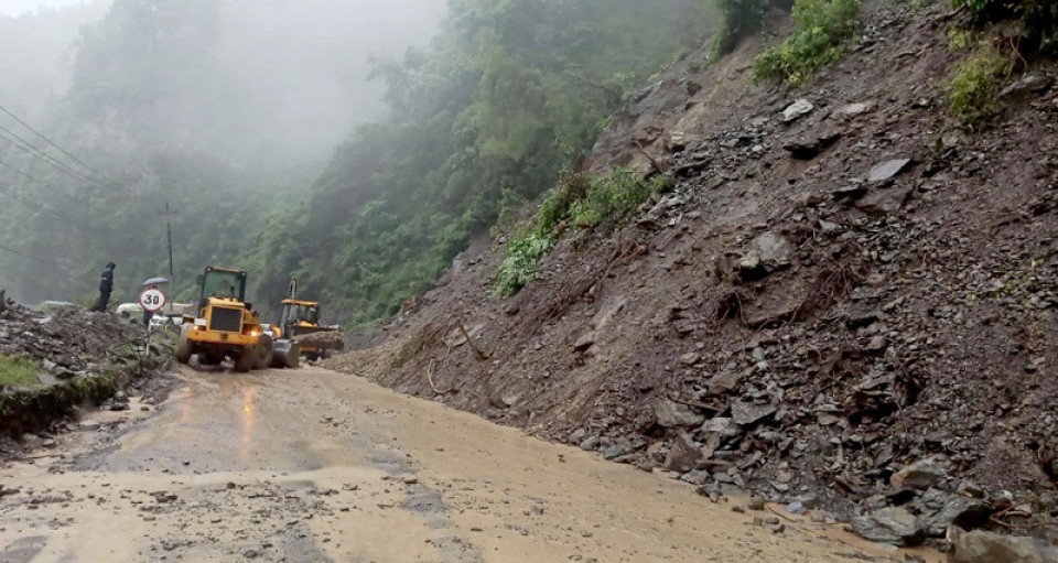 पहिरोका कारण पृथ्वी राजमार्ग अवरुद्ध, काठमाण्डौ आवतजावत गर्ने यात्रु अलपत्र