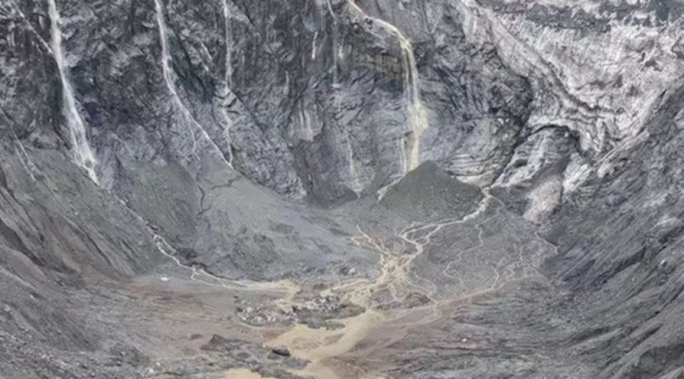 चीनको जलस्रोत मन्त्रालयले भन्यो, ‘छोचेन खोला क्रेटरको पानी घट्यो, तर हिमचट्टान भत्किने जोखिम कायमै’