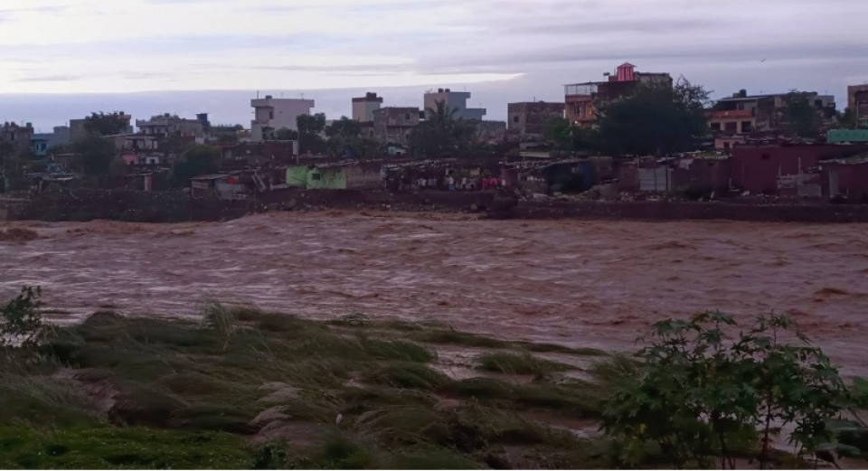 बुटवलमा तिनाउको बाढीले ५ घर बगायो, सयौंलाई सुरक्षित स्थानमा सारियो